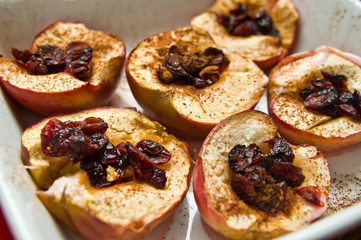 Obraz na płótnie Canvas Baked apples with cinnamon and cranberries