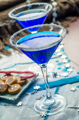 Blue Christmas cocktail with chocolate biscuits 