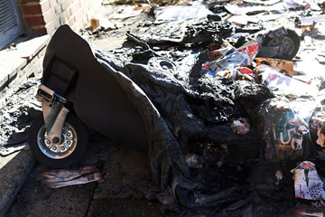 Reste eines Müllcontainers