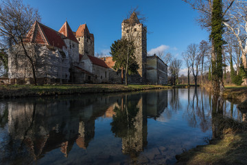 altes schloss und spiegelung