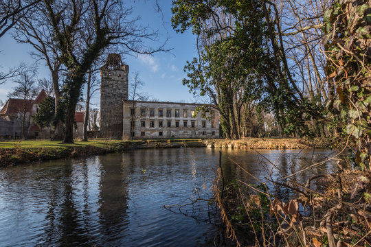 schloss mit baeume und bach im herbst