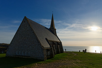 Fototapeta na wymiar neugotische Kapelle Notre-Dame-de-la-Garde, Etretat, Normandie, Frankreich