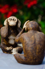 Estatuas de macacos representando não sei, não vi e não ouvi.