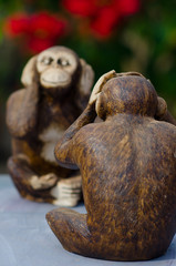 Estatuas de macacos representando o seguinte:  não sei, não vi e não ouvi.