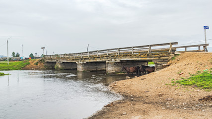 Holz-Brücke in Tunka über den Fluss Tunka