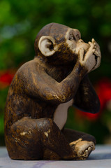 Estatuas de macacos representando não sei, não vi e não ouvi.