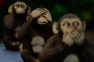 Estatuas de macacos representando o seguinte: não sei, não vi e não ouvi.