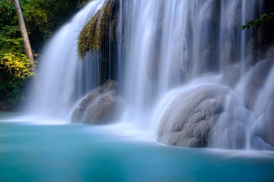 Cascade dans le parc national d'Erawan, Kanchanaburi, Tha&iuml;lande.