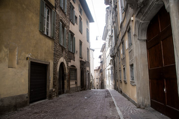 Fototapeta na wymiar Street of the old city of Bergamo . Italy .