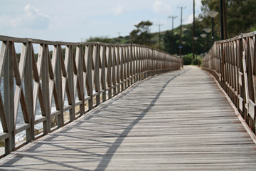 Obraz premium Wooden footbridge by the sea