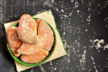 pan tradicional mexicano cocoles de anís sobre mesa