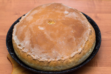 Kurnik, Russian pie with chicken, onion and potatoes. A traditional dish of dough lies on the table © PAVEL GERASIMENKO
