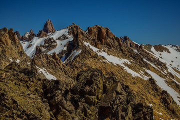 cimas de montañas rocosas y con nieve