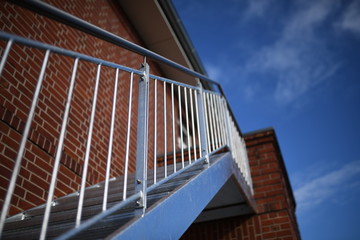 Fototapeta premium Metallarbeiten Preise: Verzinkte Stahlbau Treppe steigt in den Himmel