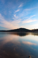 Obraz premium LAGO AZUL CON REFLEJOS CÁLIDOS DEL SOL DE ANOCHECER