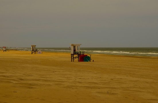 playa desierta donde se ven las casillas de los guardavidas