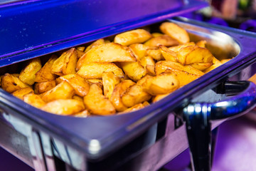 potatoes wedges in the tray
