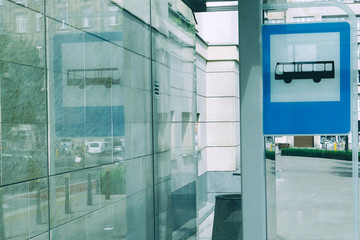 Obraz premium Photo of a bus stop sign on a concrete pillar in the city