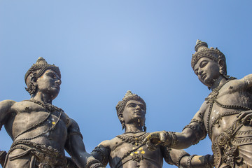 Obraz premium Three Kings Monument, the statues of King Mengrai, the founder of Chiang Mai and his two friends, King Ramkamhaeng of Sukothai and King Ngam Muang of Payao. The sculpture is a symbol of Chiang Mai.