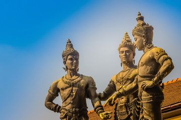 Fototapeta premium Three Kings Monument, the statues of King Mengrai, the founder of Chiang Mai and his two friends, King Ramkamhaeng of Sukothai and King Ngam Muang of Payao. The sculpture is a symbol of Chiang Mai.