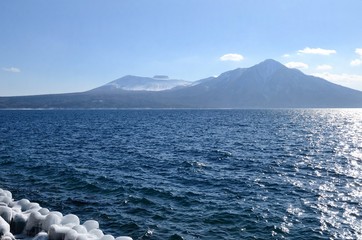 支笏湖から望む樽前山と不風死岳