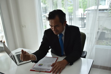 The head of the business man, the middle finger of the hand Show working team insults