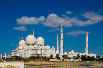 Obraz premium External view of Sheikh Zayed Grand Mosque in Abu Dhabi, United Arab Emirates