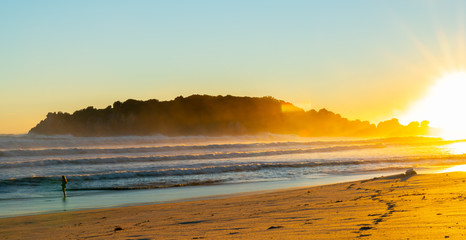 Obraz premium Intense sunrise at Mount Maunganui