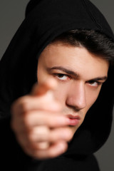 Modello con felpa nera e cappuccio