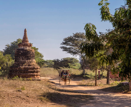 carriage tour of buddhist pagodas in pugan,myanmar