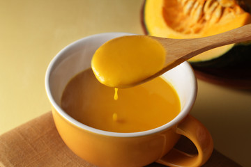 ほんわか湯気の立つかぼちゃのポタージュスープ