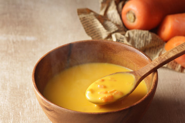 ほかほかの温かい湯気の立つ人参のポタージュスープ