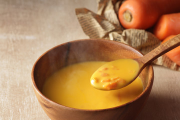 ほかほかの温かい湯気の立つ人参のポタージュスープ