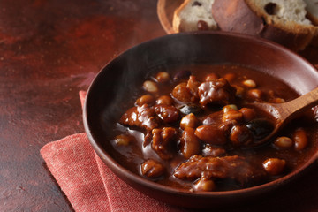 ほんわか湯気の上がるトロトロに煮込んだ牛と豆のデミグラスソースシチュー