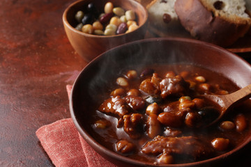 ほんわか湯気の上がるトロトロに煮込んだ牛と豆のデミグラスソースシチュー