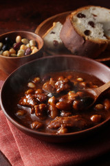 ほんわか湯気の上がるトロトロに煮込んだ牛と豆のデミグラスソースシチュー