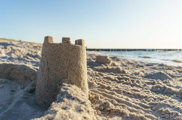  Sandburg am Strand mit Meer