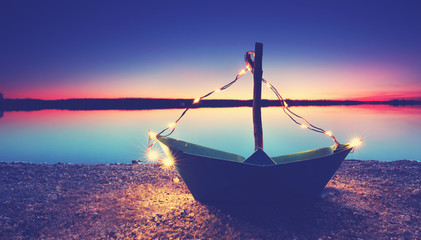 romantischer Sonnenaufgang mit papierboot