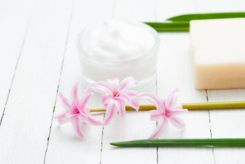 Obraz na płótnie Canvas Beauty products and hyacinth