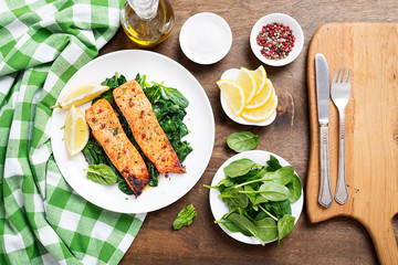 Salmon fillet with spinach .