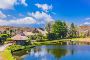 Fototapeta na wymiar 忍野八海の榛の木材民族資料館　水車小屋と富士山