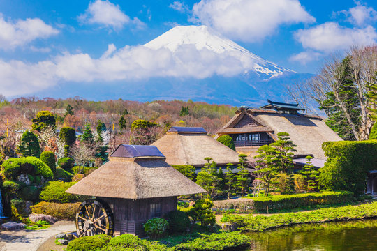 忍野八海の榛の木材民族資料館　水車小屋と富士山