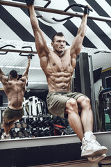 guy bodybuilder do chin-ups