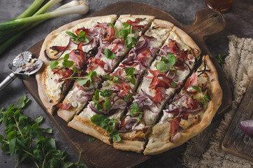 Onion vegetable pie with herbs