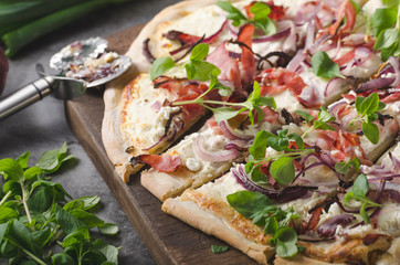 Onion vegetable pie with herbs