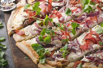 Onion vegetable pie with herbs