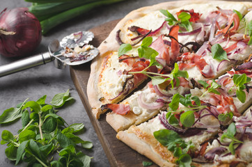 Onion vegetable pie with herbs