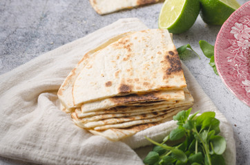 Spicy curry with homemade tortilla and garlic dip