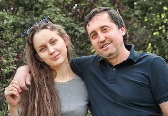 Obraz premium young husband and wife on a walk in the Park