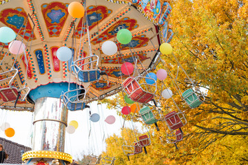 Kettenkarusell, Karusell, Karusell fahren, Kirmes, Jahrmarkt, Herbst, Luftballons, bunt,...